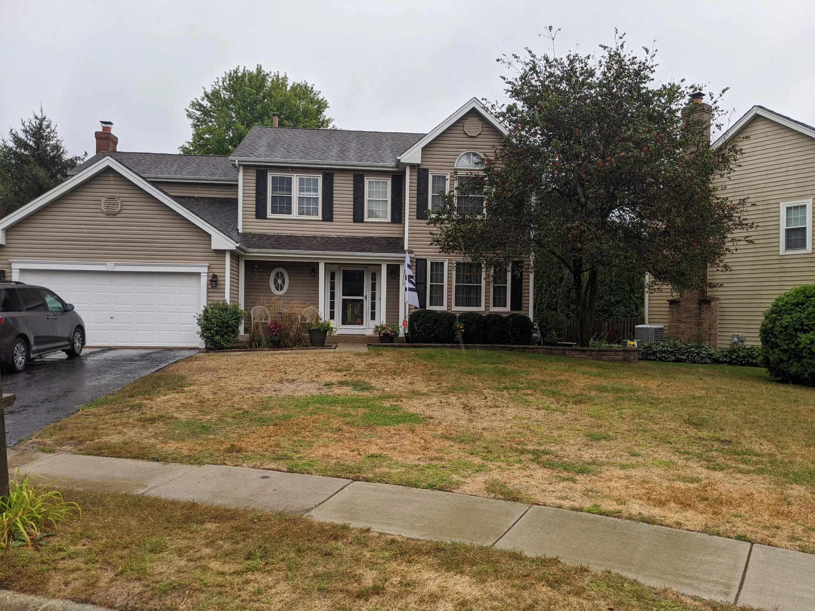 FRONT YARD WITH BROWN GRASS